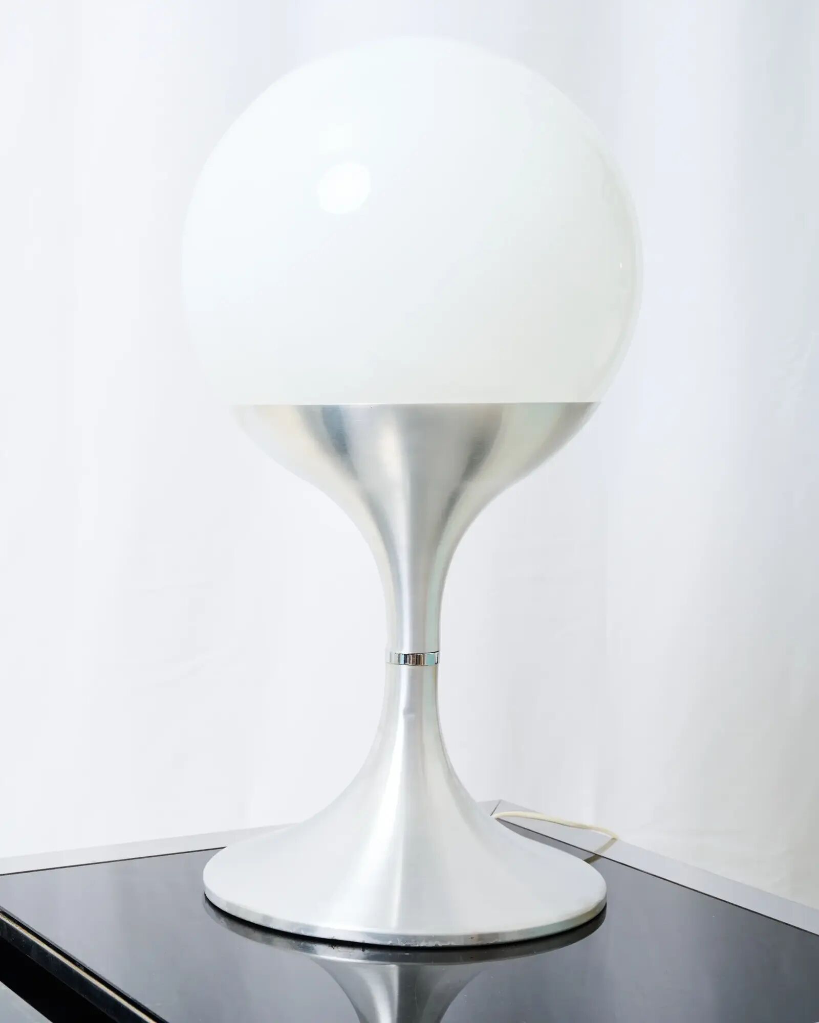 Lampe à poser XXL, Space age en aluminium brossé et opaline, 1970