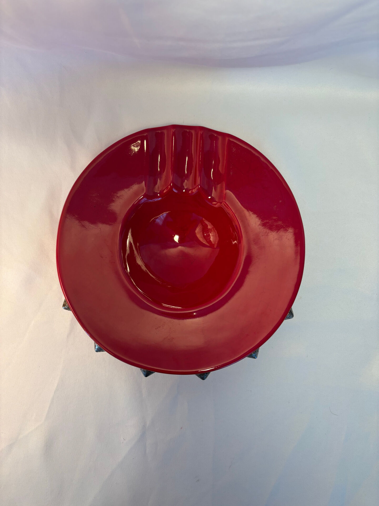 Cendrier vintage rouge laqué à clous métalliques – pièce design et déc