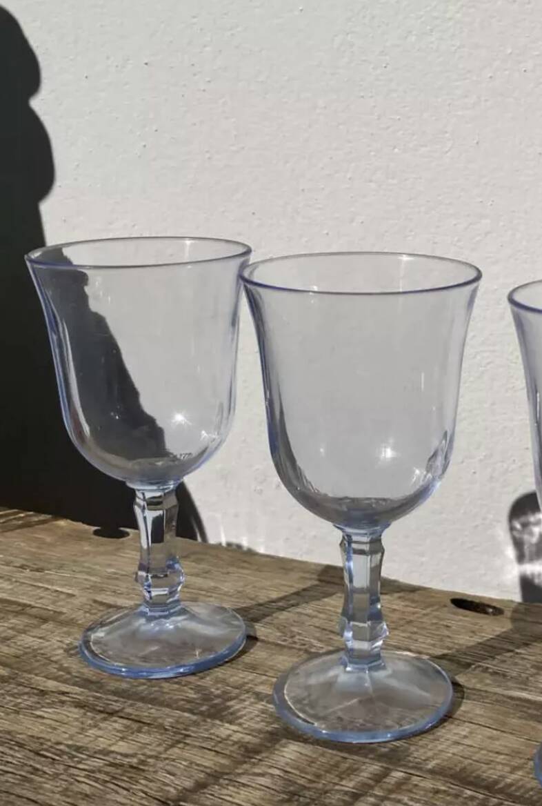 4 verres à pied bleutés