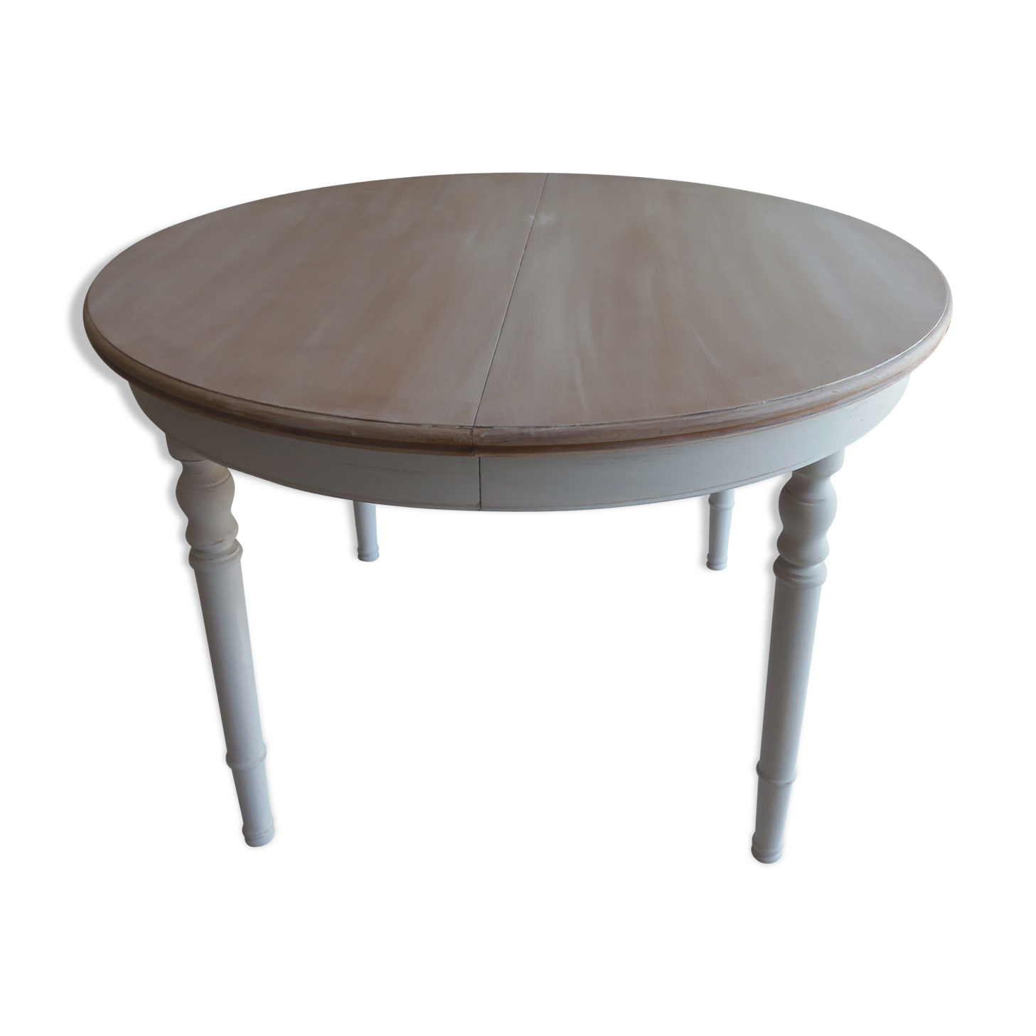 Round table with extensions