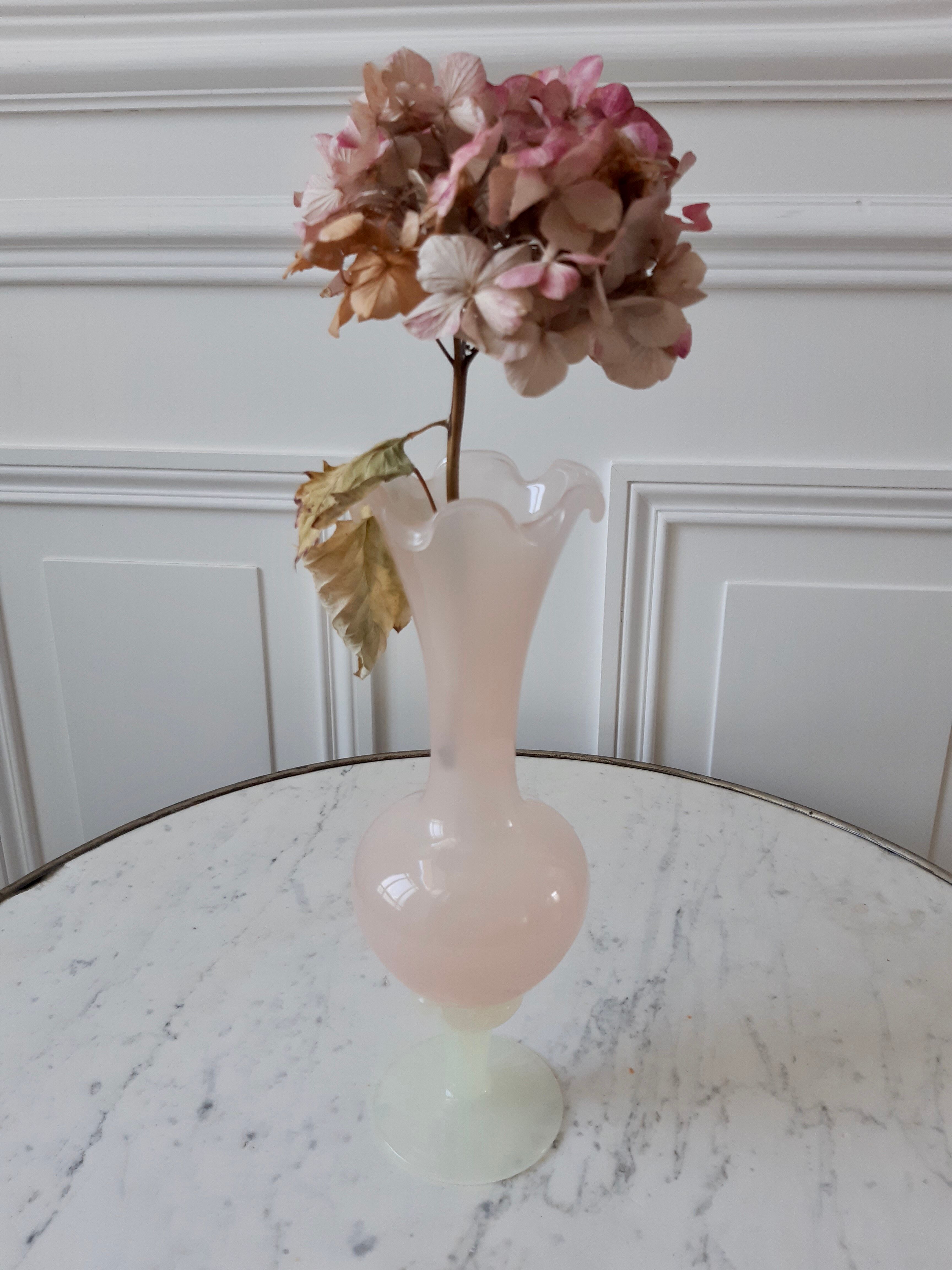 Opaline vase toothed white foot 30s