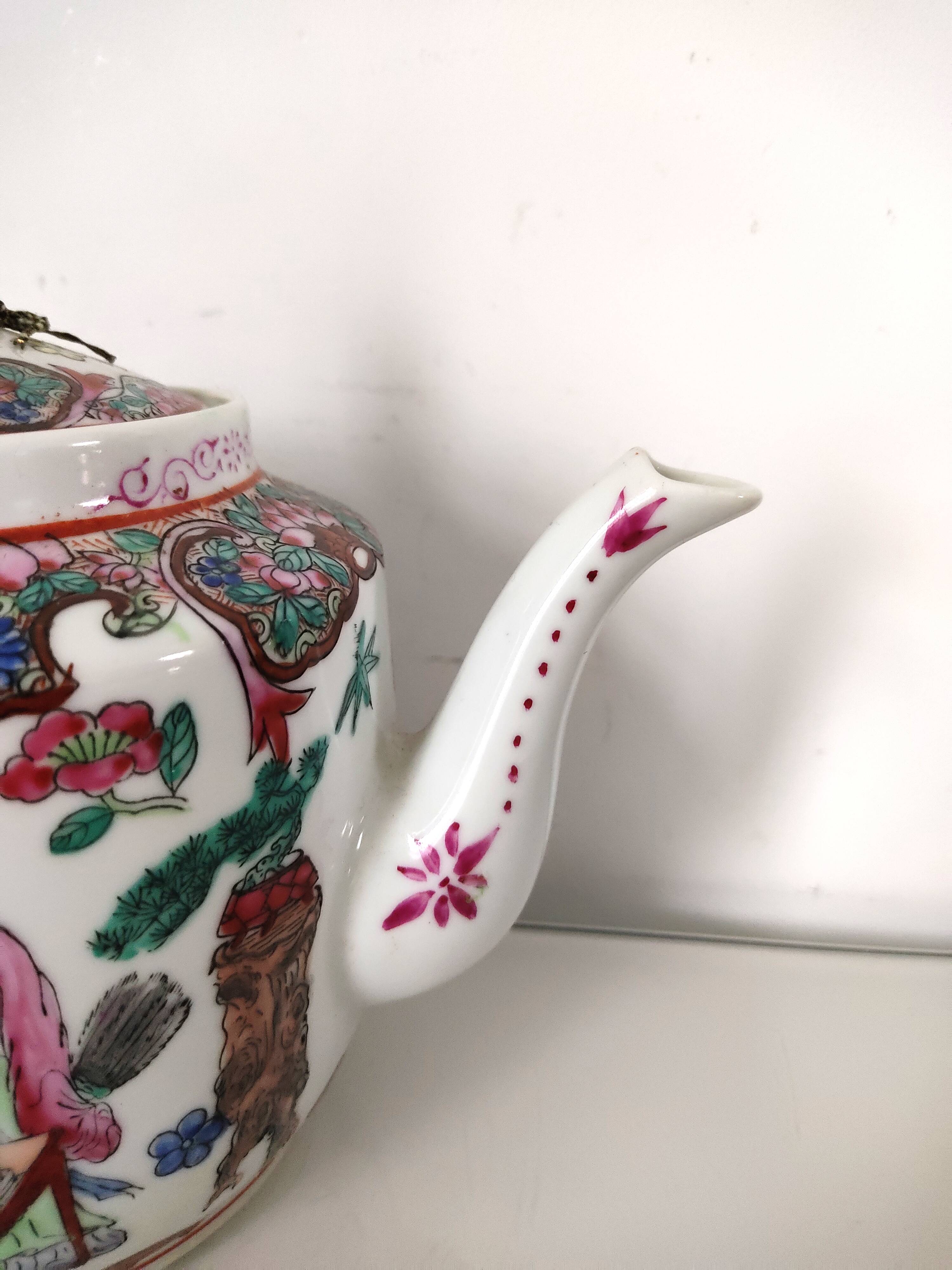 Théière porcelaine chinoise personnages fleurs