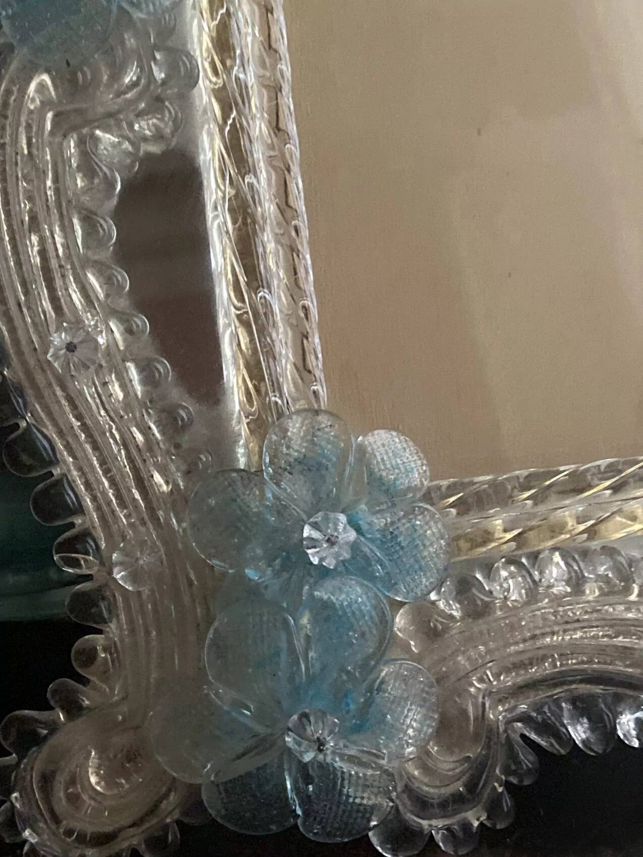 Miroir rectangulaire en verre de Murano aux fleurs bleues – Années 50