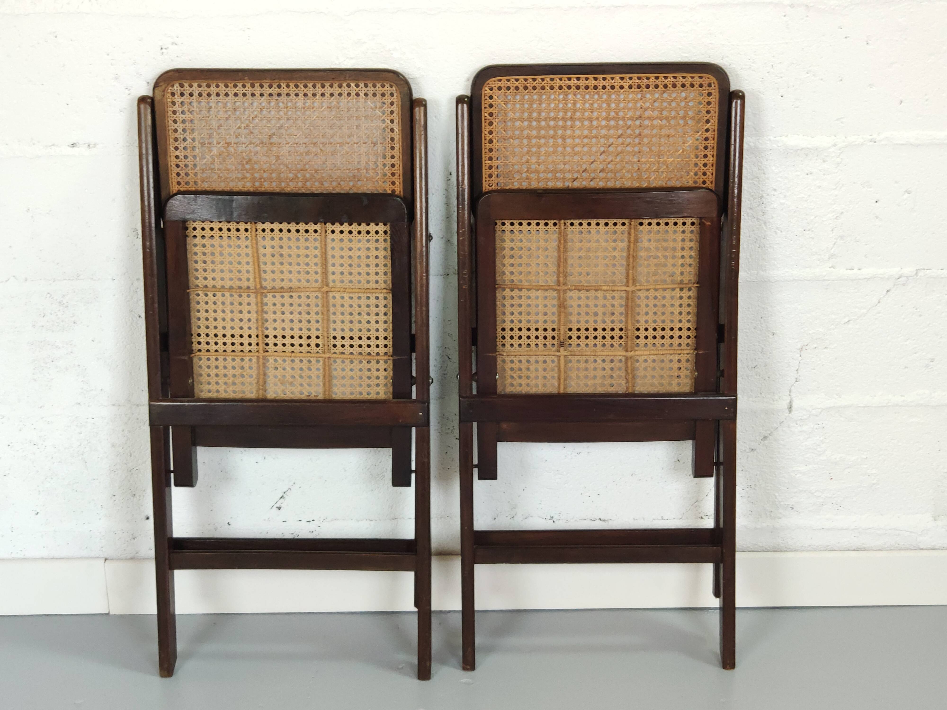 Pair of folding chairs canned