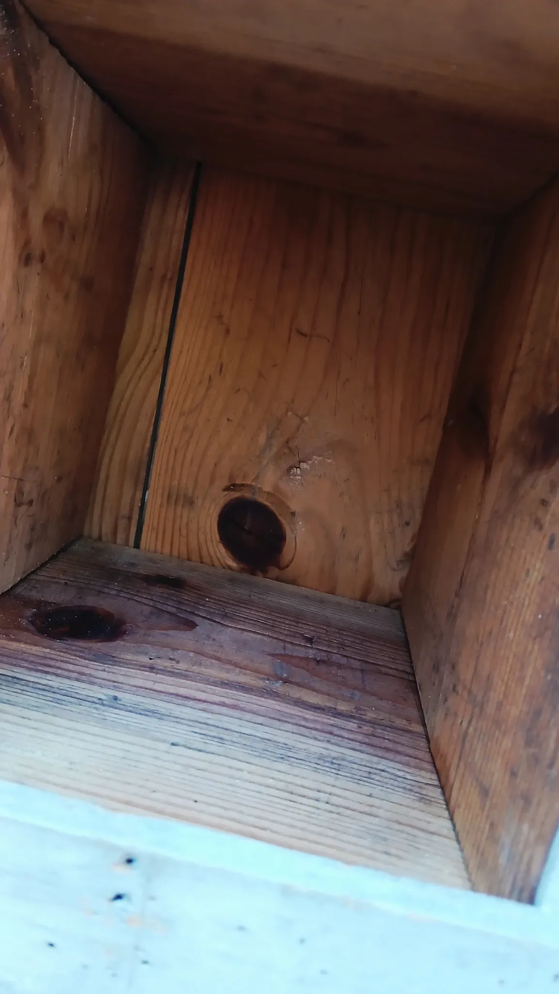 Workshop furniture with double-sided lockers