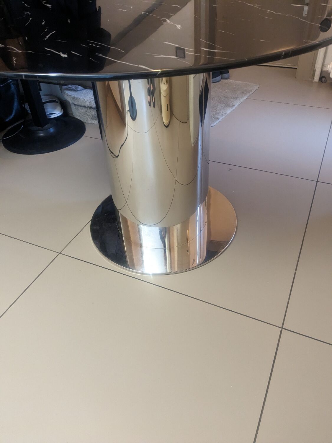 Round designer table in marble and metal