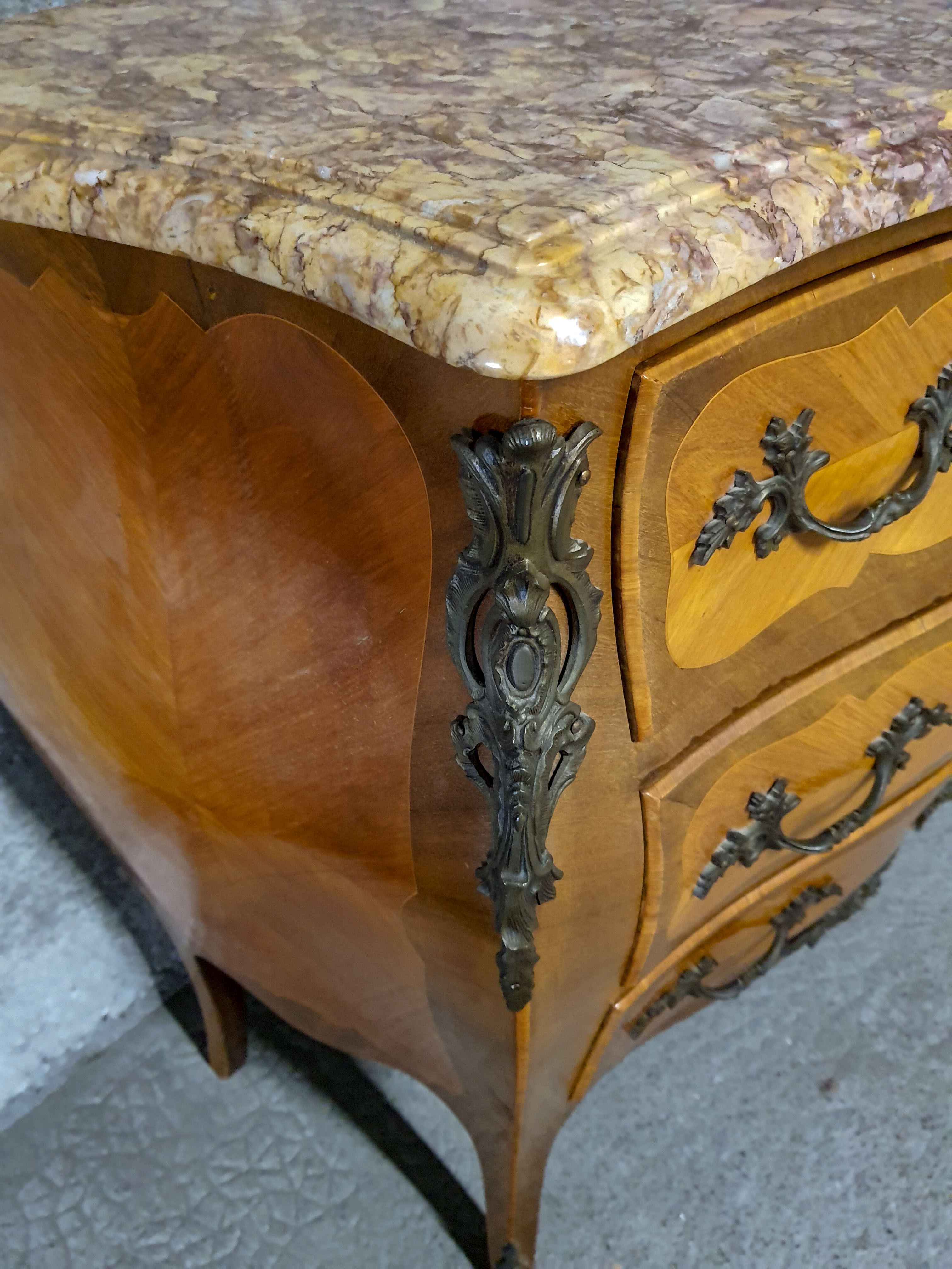 Small Louis XV dresser in marquetry and pink marble