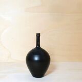 Vase en grès à col étroit à couverte brune.