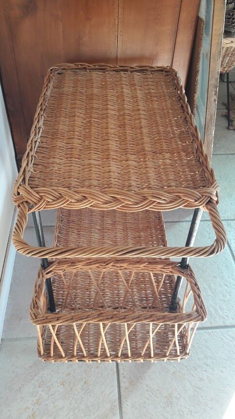 Wheels serving table