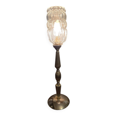 Lampe à poser pied doré et son globe en verre bullé allongé