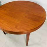 Extendable round table