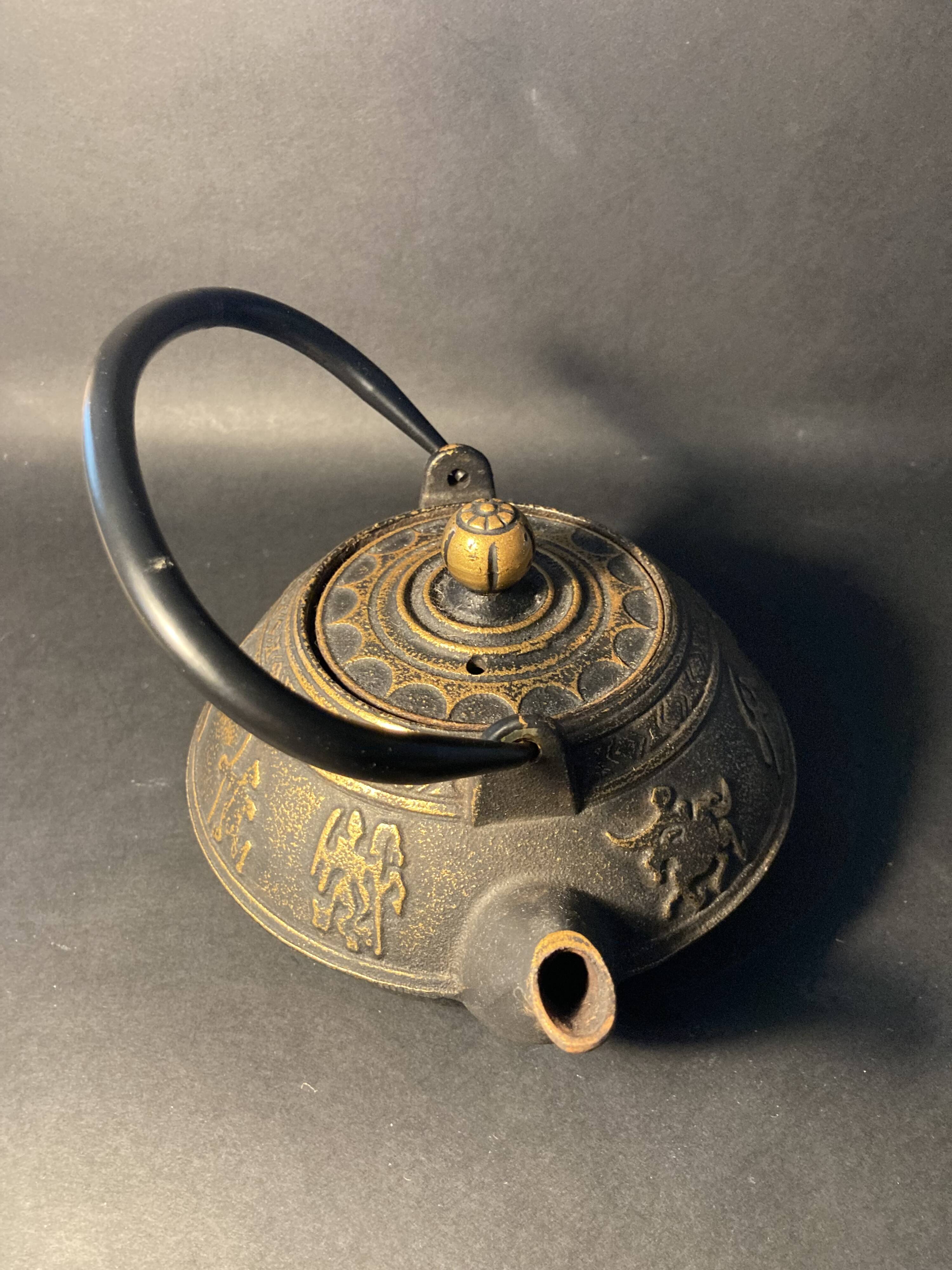 Japanese cast iron teapot – Tetsubin style – Relief warrior decoration