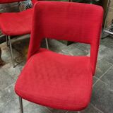 Chaise en tissu rouge