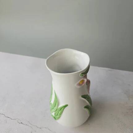Vase in slipware with Arum flowers