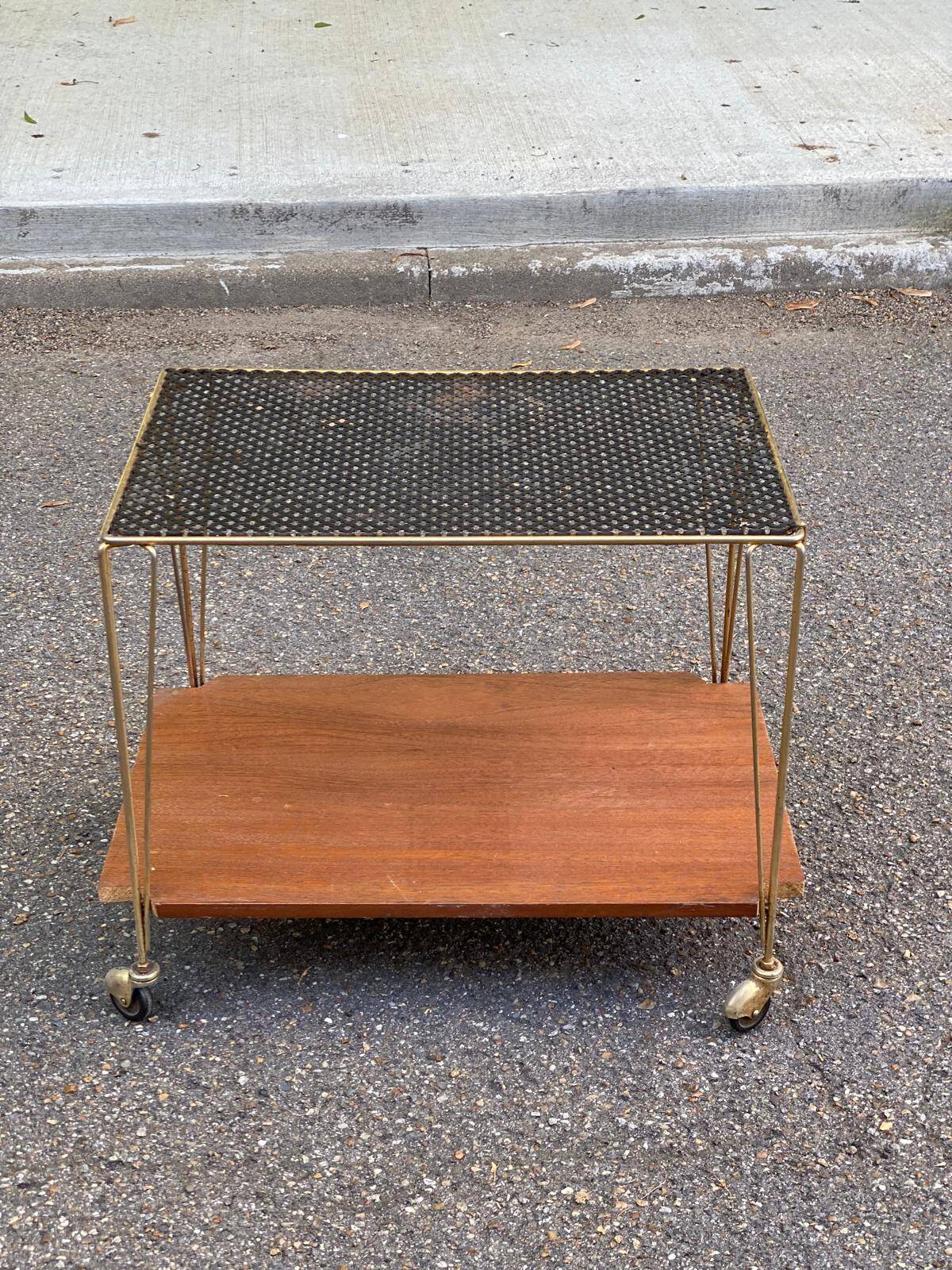 Desserte scandinave dorée avec plateau grillage et bois