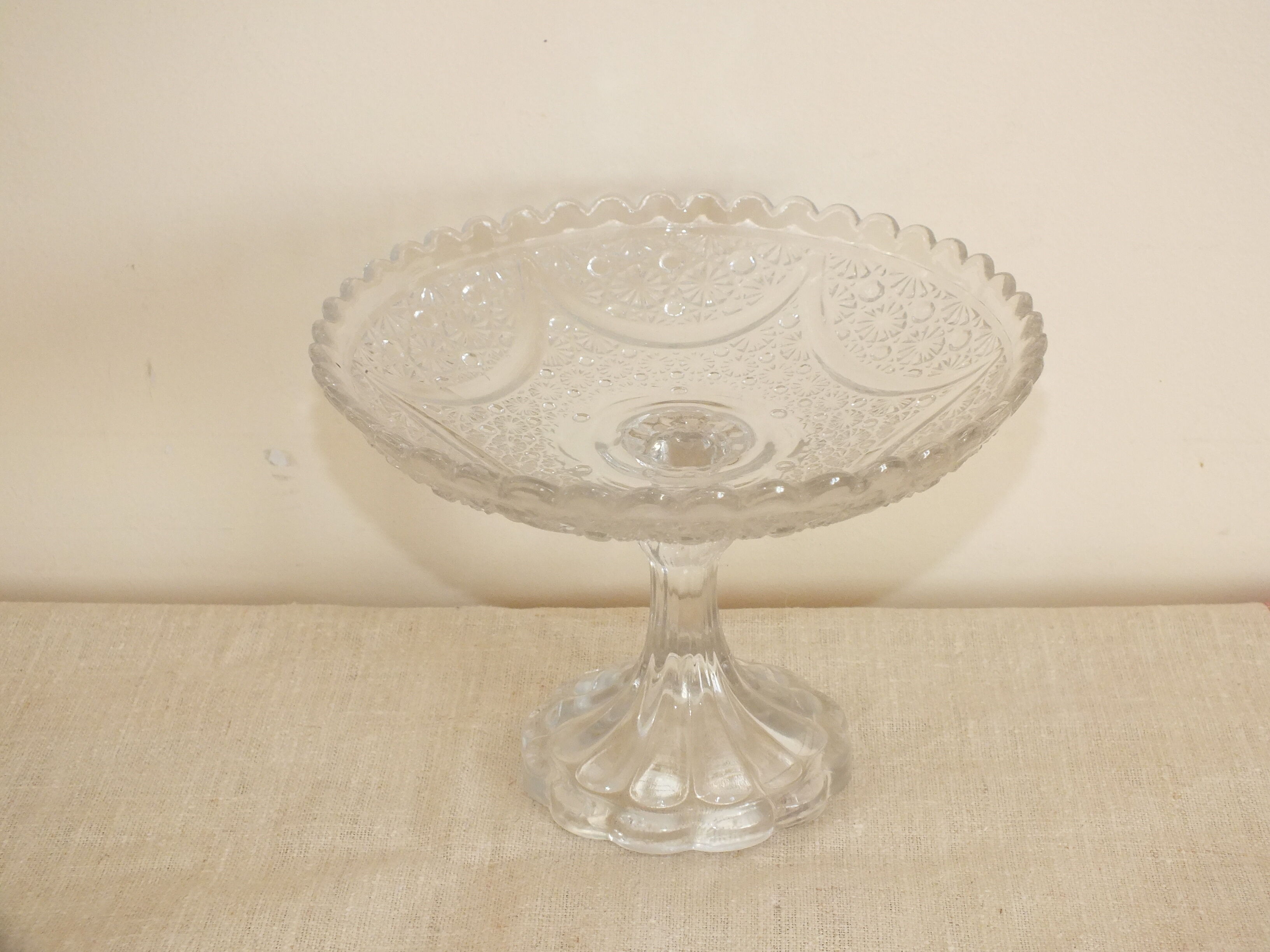 Display cup in molded glass