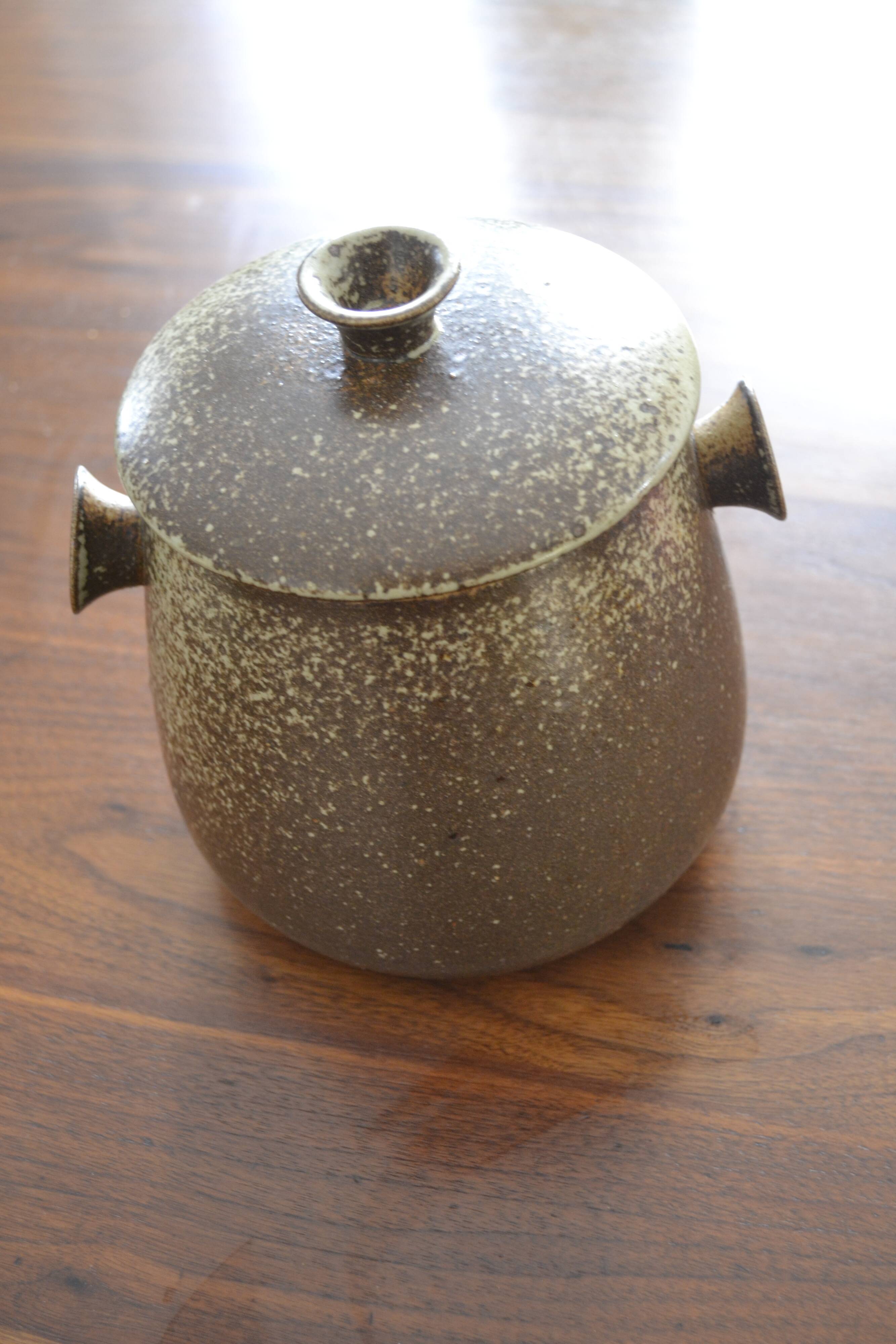 Sandstone pot with lid