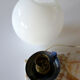 Lampe Art Déco globe opalin sur marbre & gazelle