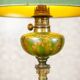 Paire de lampes de table vintage dans un style classique avec des bases décoratives et