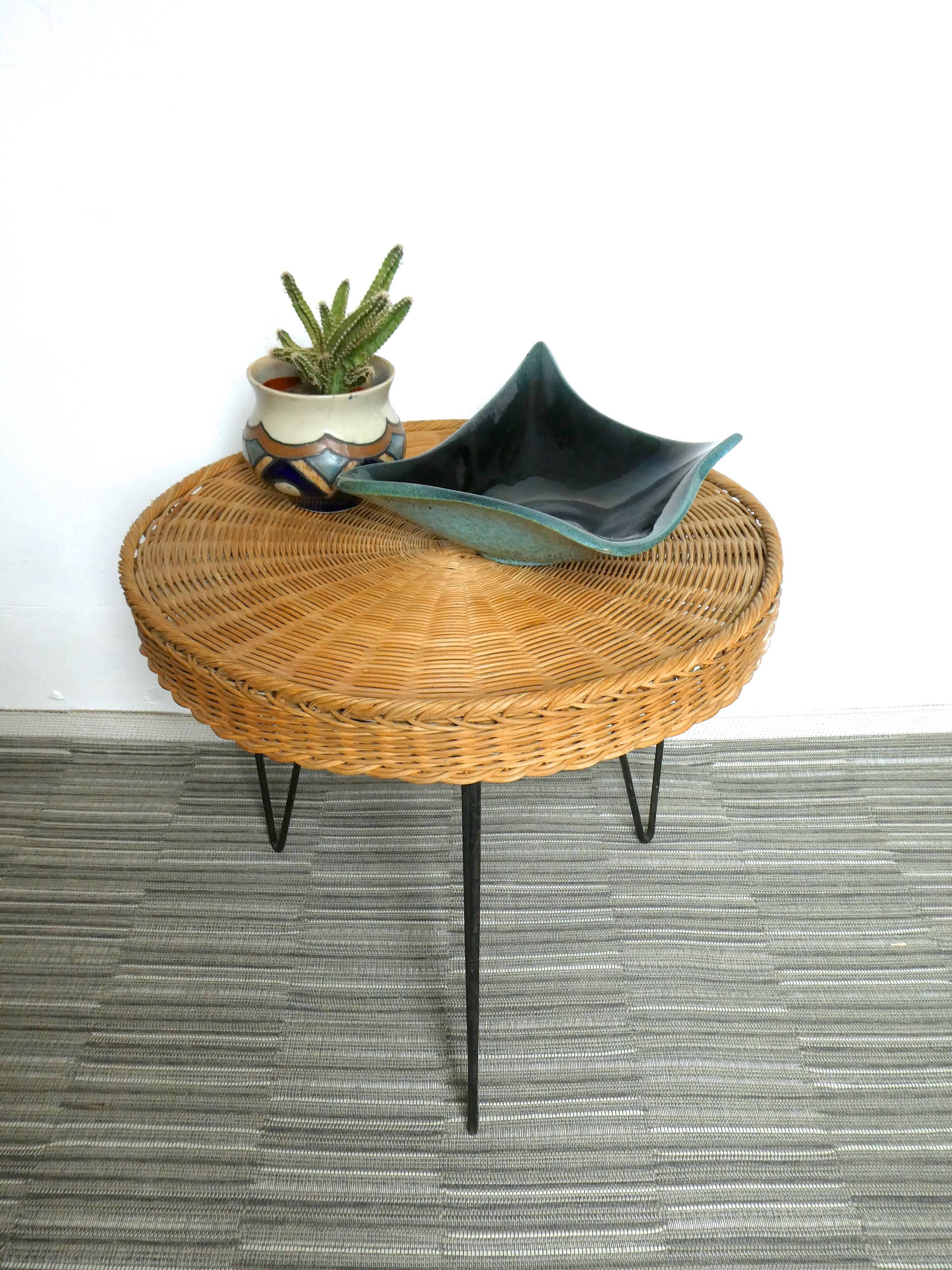 Tripod table, table of 60-70 years