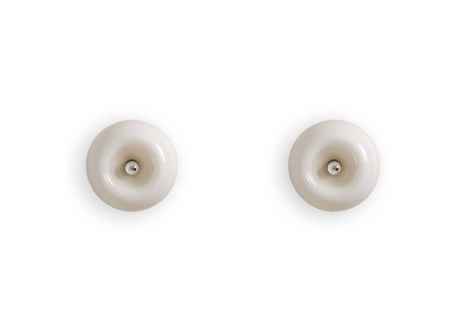 Castiglioni. Paire d’appliques en verre opalin. 20e siècle.