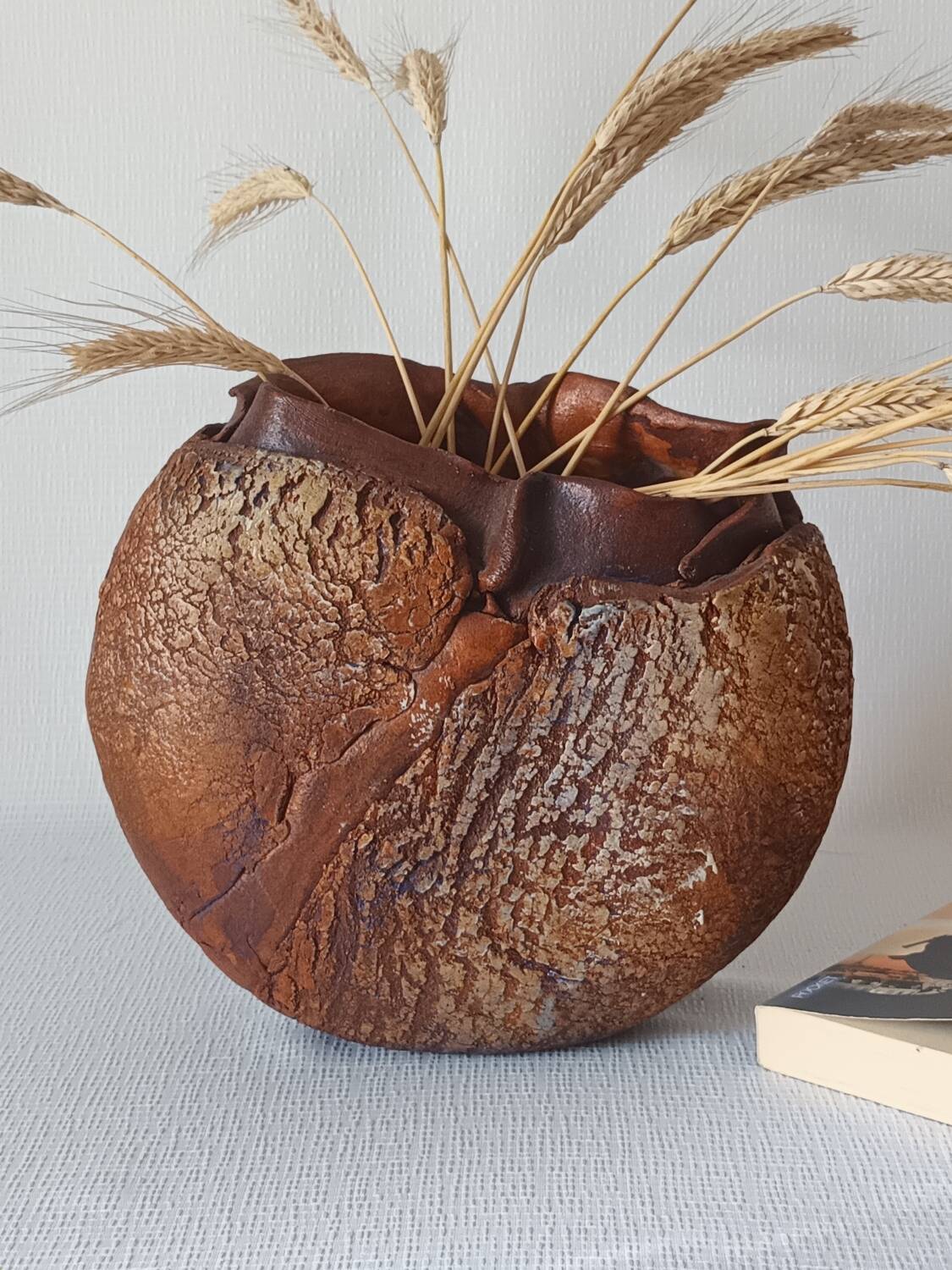 Vase en terre cuite texturé signé