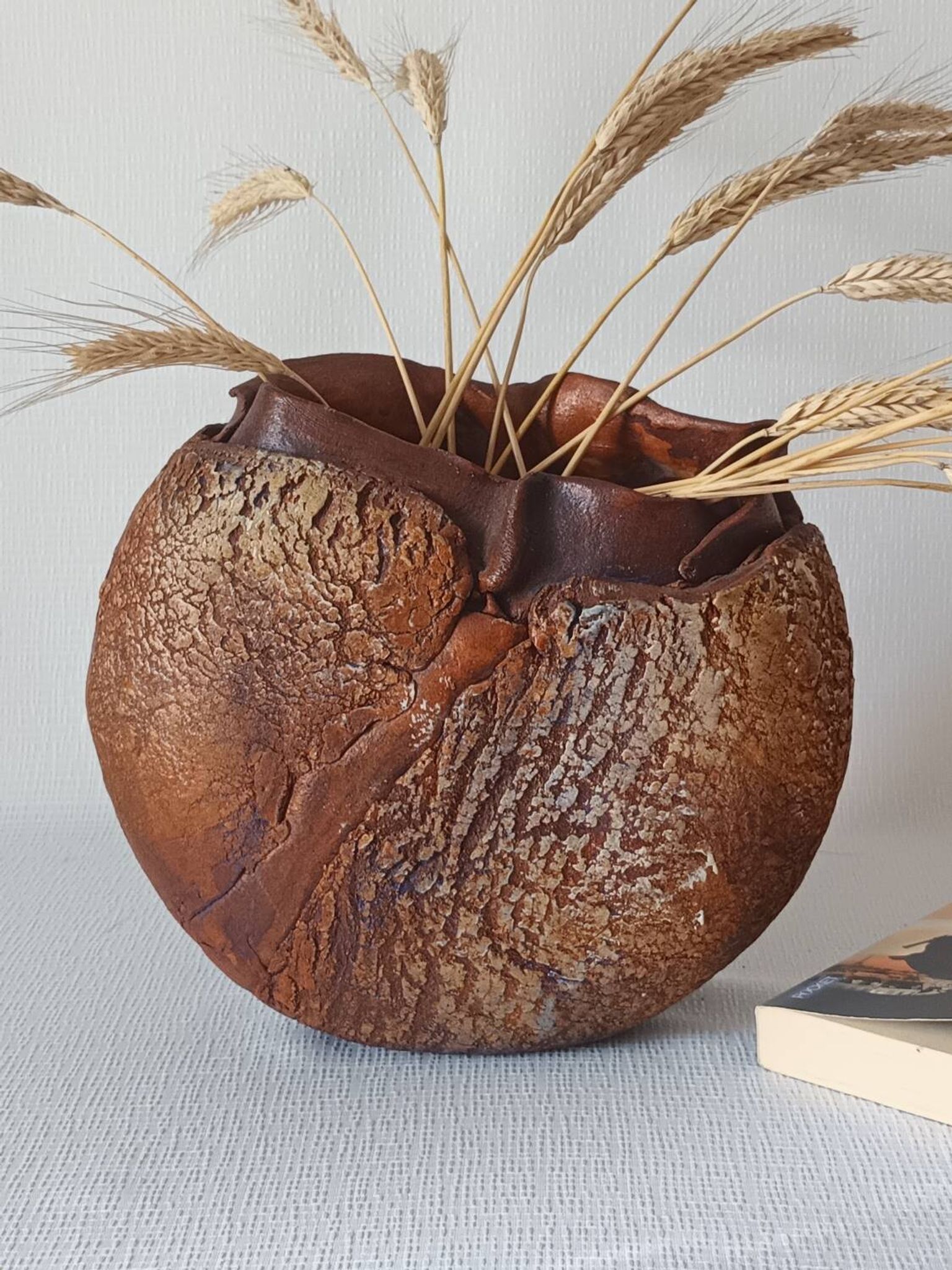 Vase en terre cuite texturé signé
