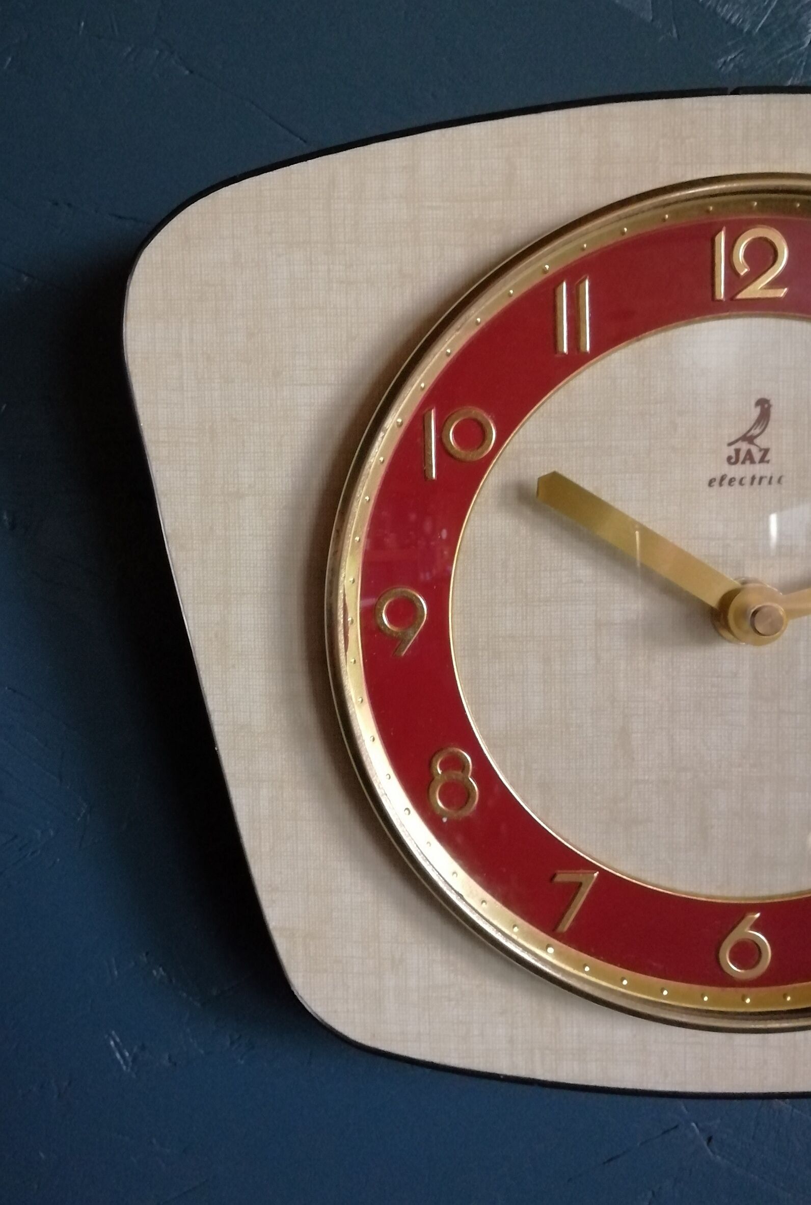 Clock formica vintage wall clock silent trapeze "Jaz yellow red"