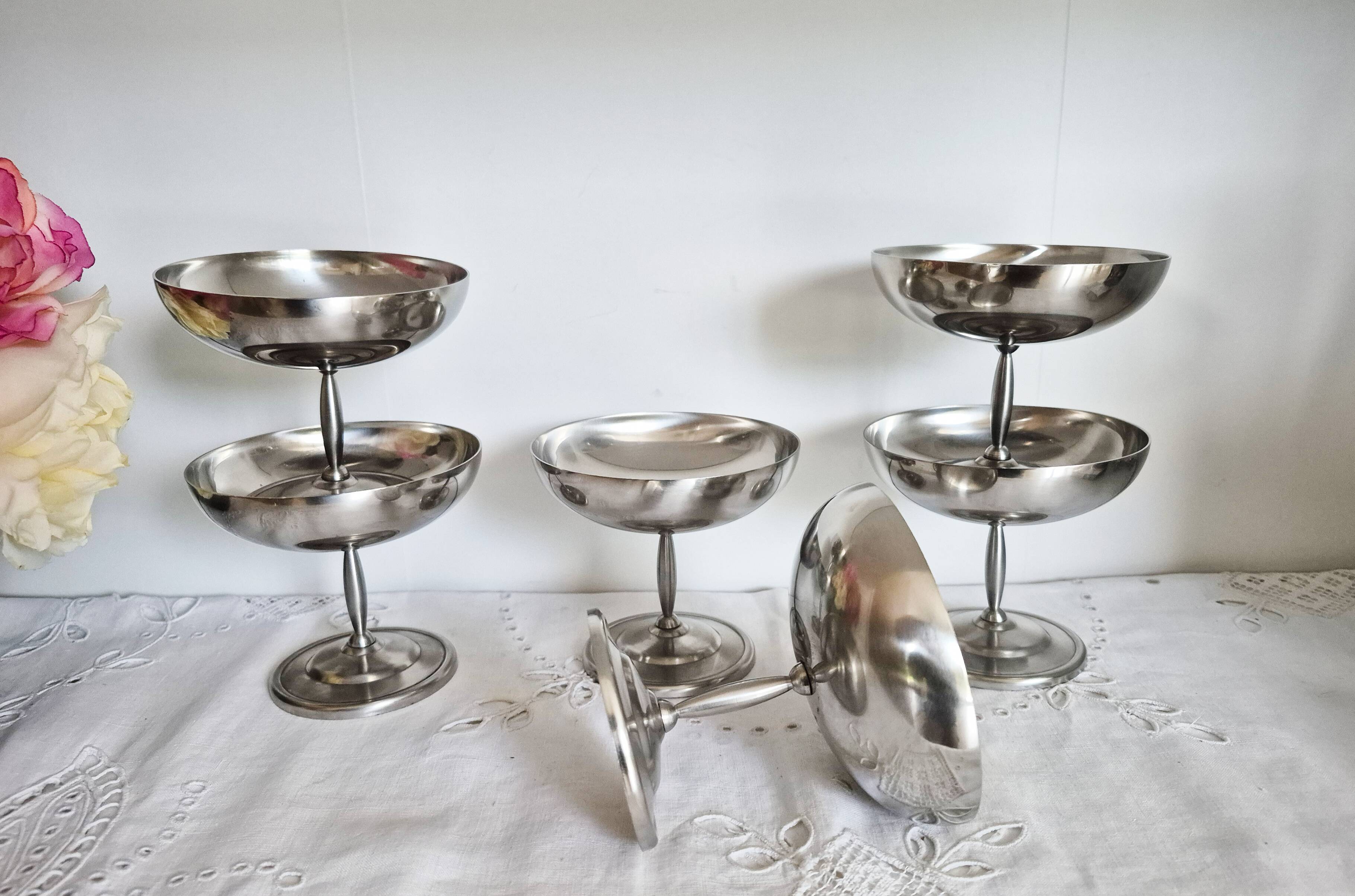 Set of 6 vintage footed ice cream bowls, made of 18/10 stainless steel.