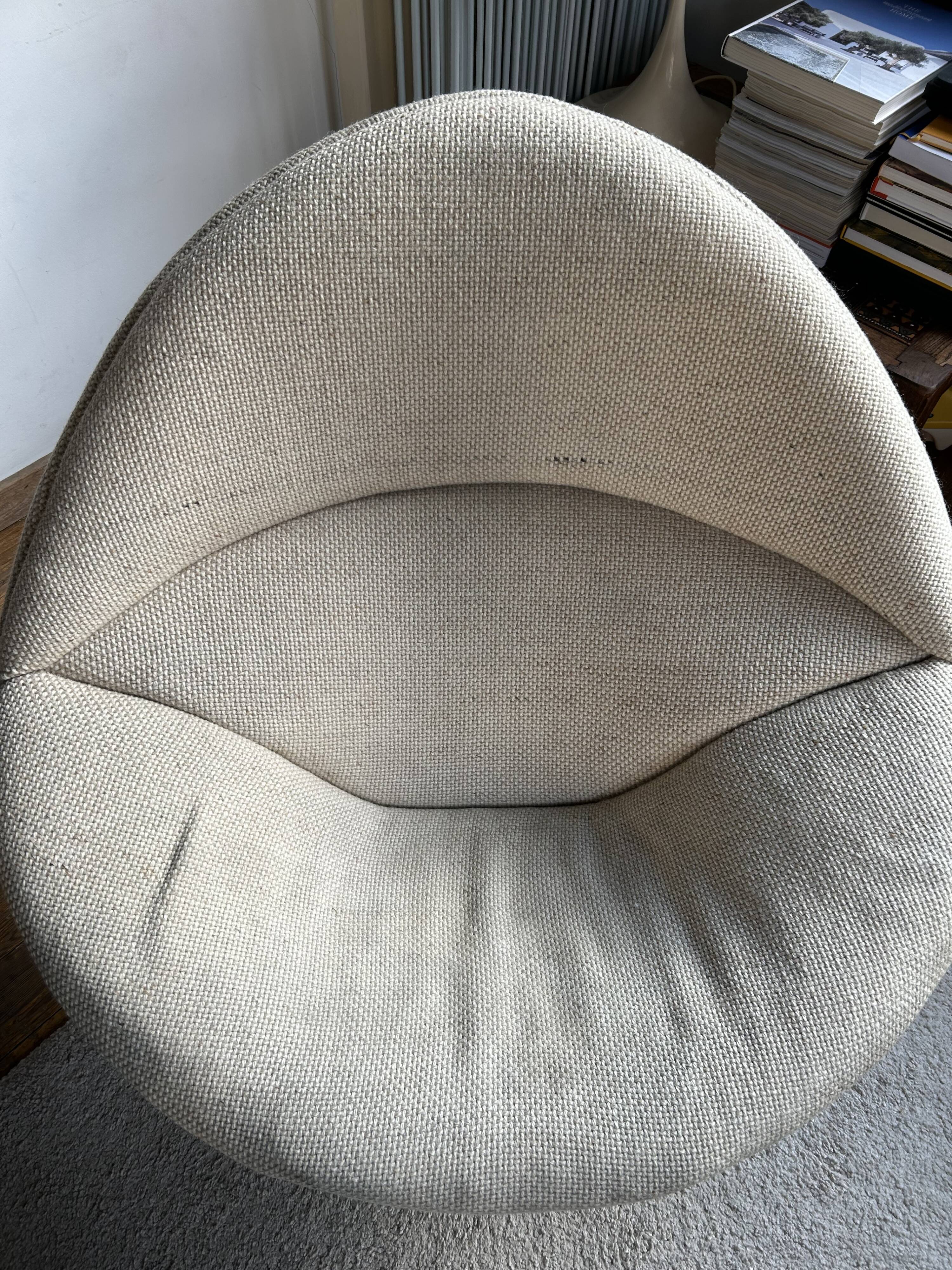 Pierre Paulin F422 Artifort Swivel Globe Armchairs