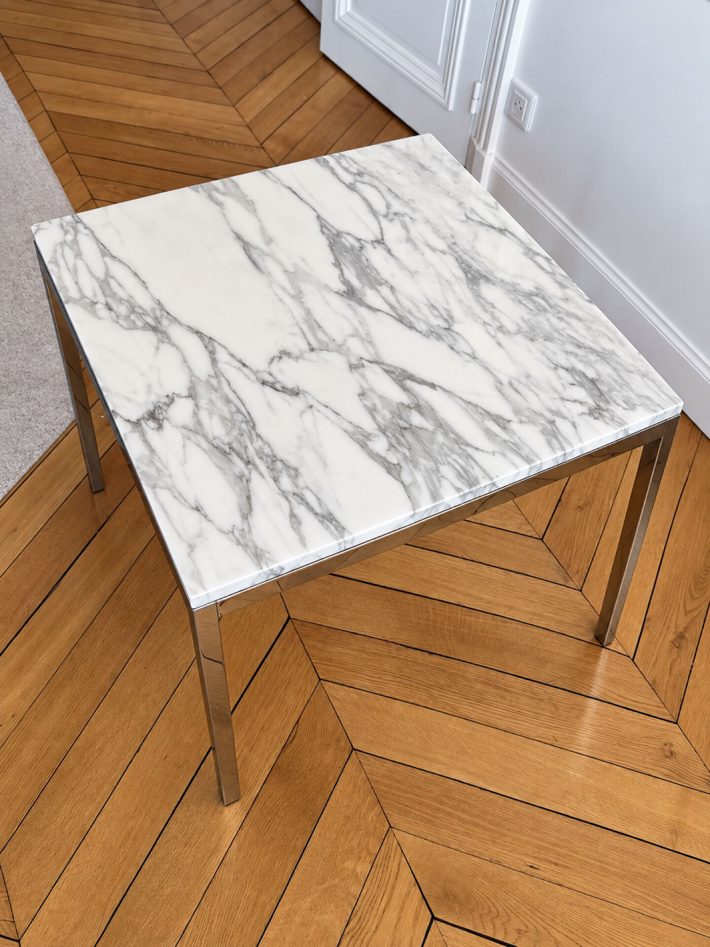 3 tables Florence Knoll – marbre blanc type Calacatta & acier chromé
