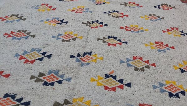 Tapis gris à motifs multicolore fait main en pure laine 180x117cm