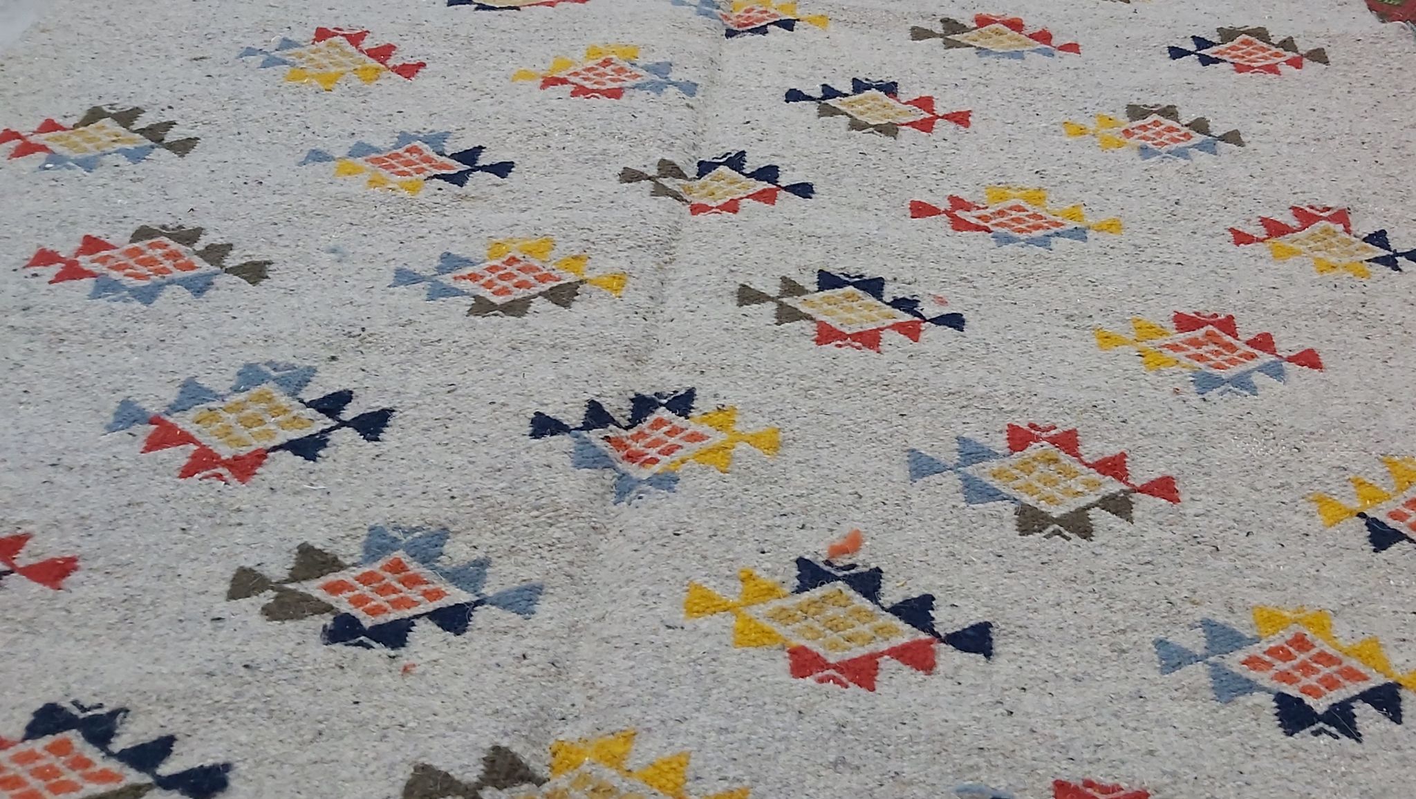 Tapis gris à motifs multicolore fait main en pure laine 180x117cm