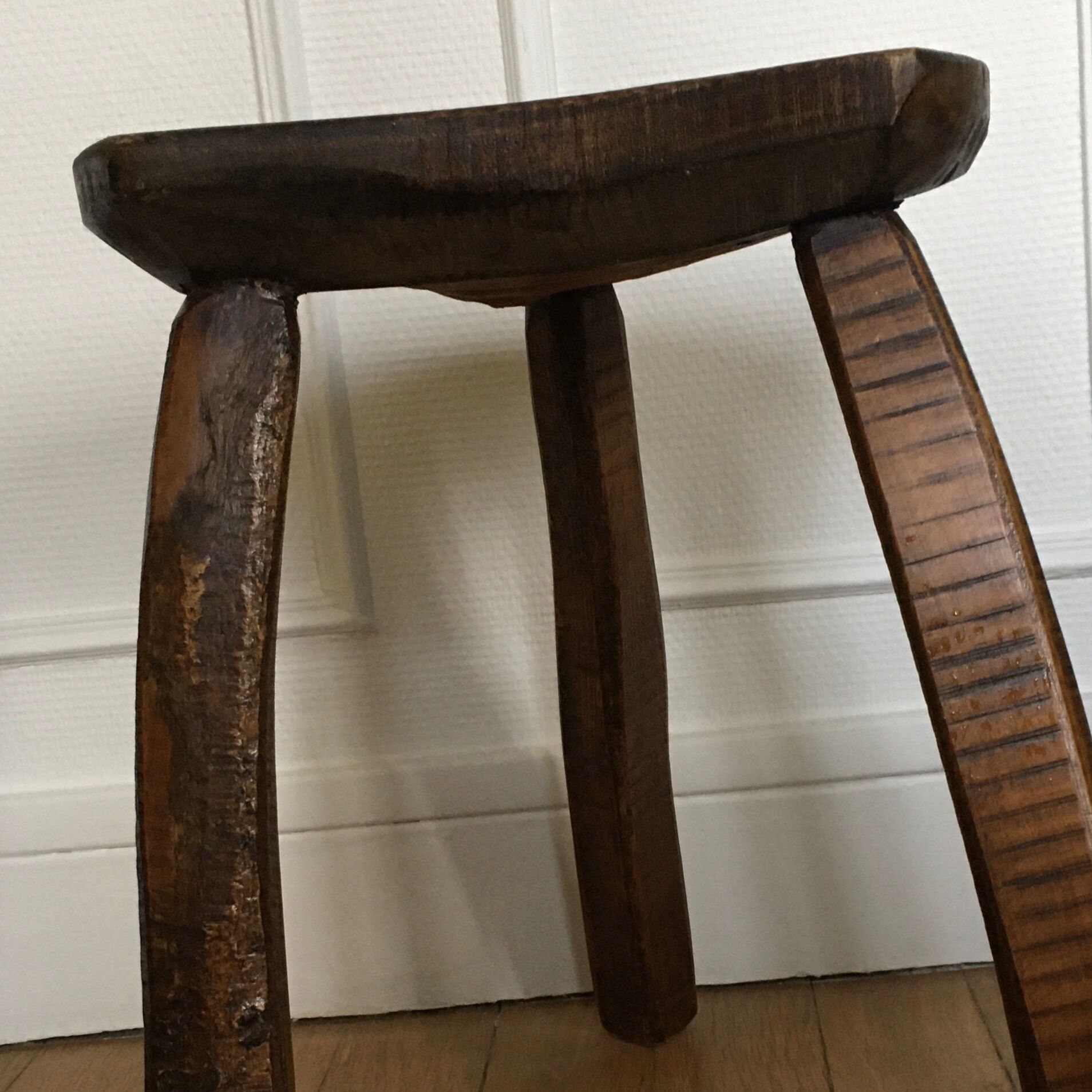 Tabouret brutaliste tripode