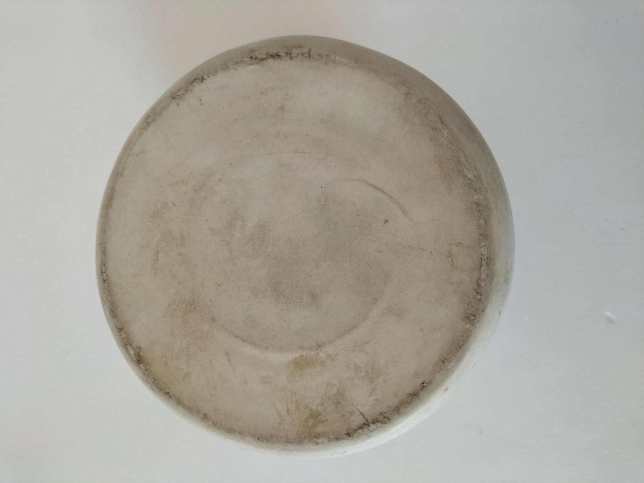 Pichet en grès blanc tourné main – céramique artisanale signée