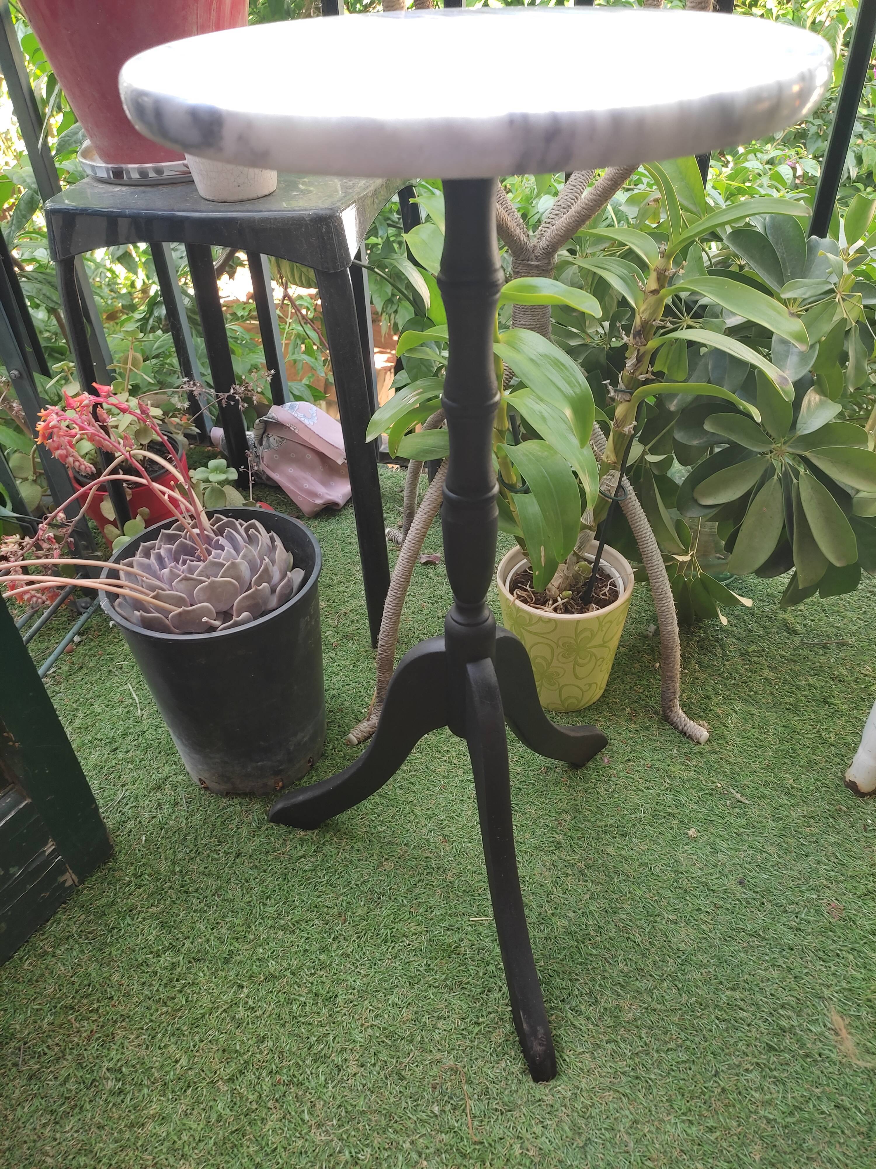 Marble tripod sellette