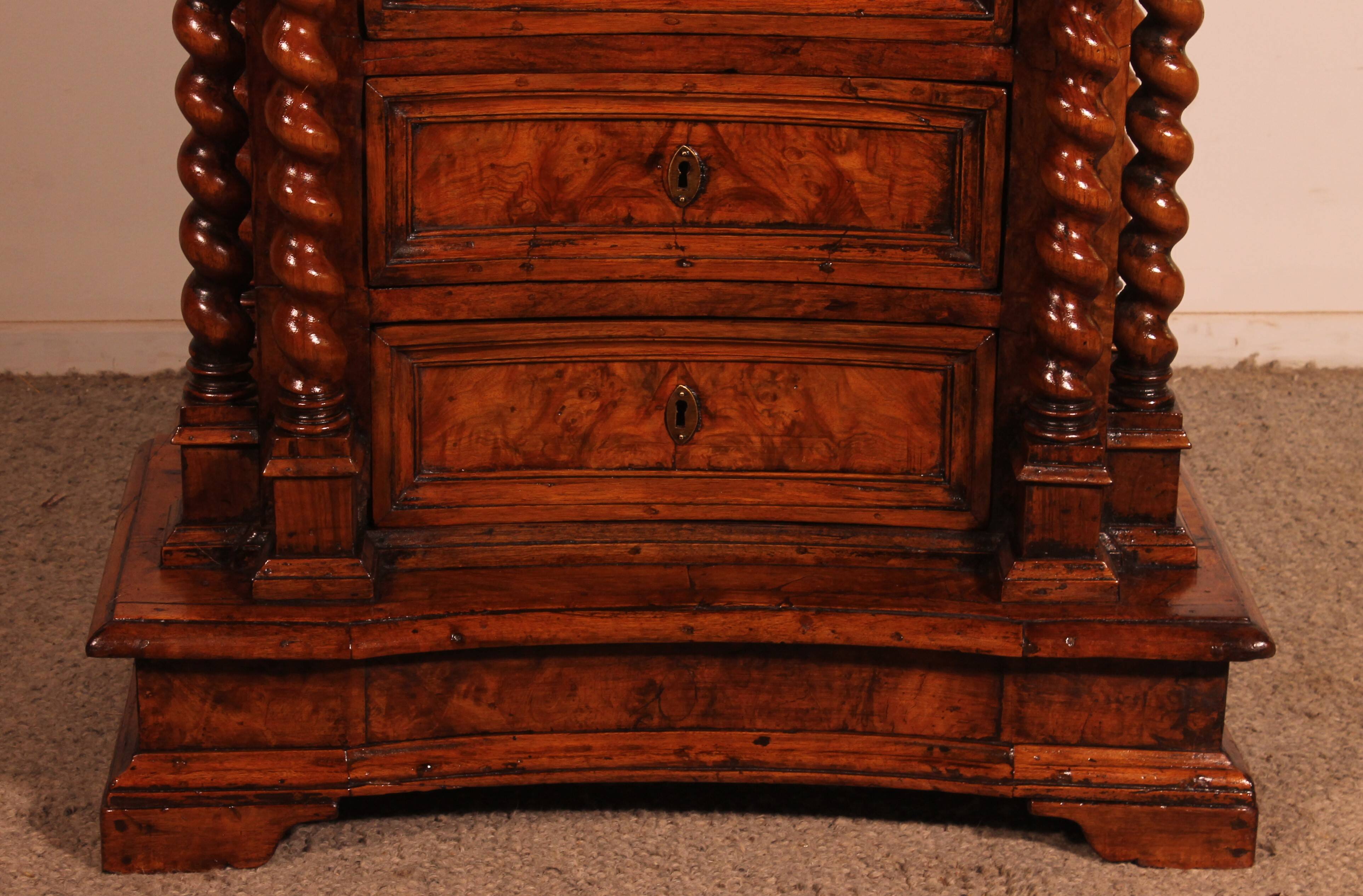 Italian Renaissance oratory in walnut and burl walnut - 17th century