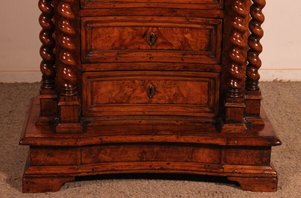 Oratoire renaissance Italienne en noyer et ronce de noyer, XVIIème siècle