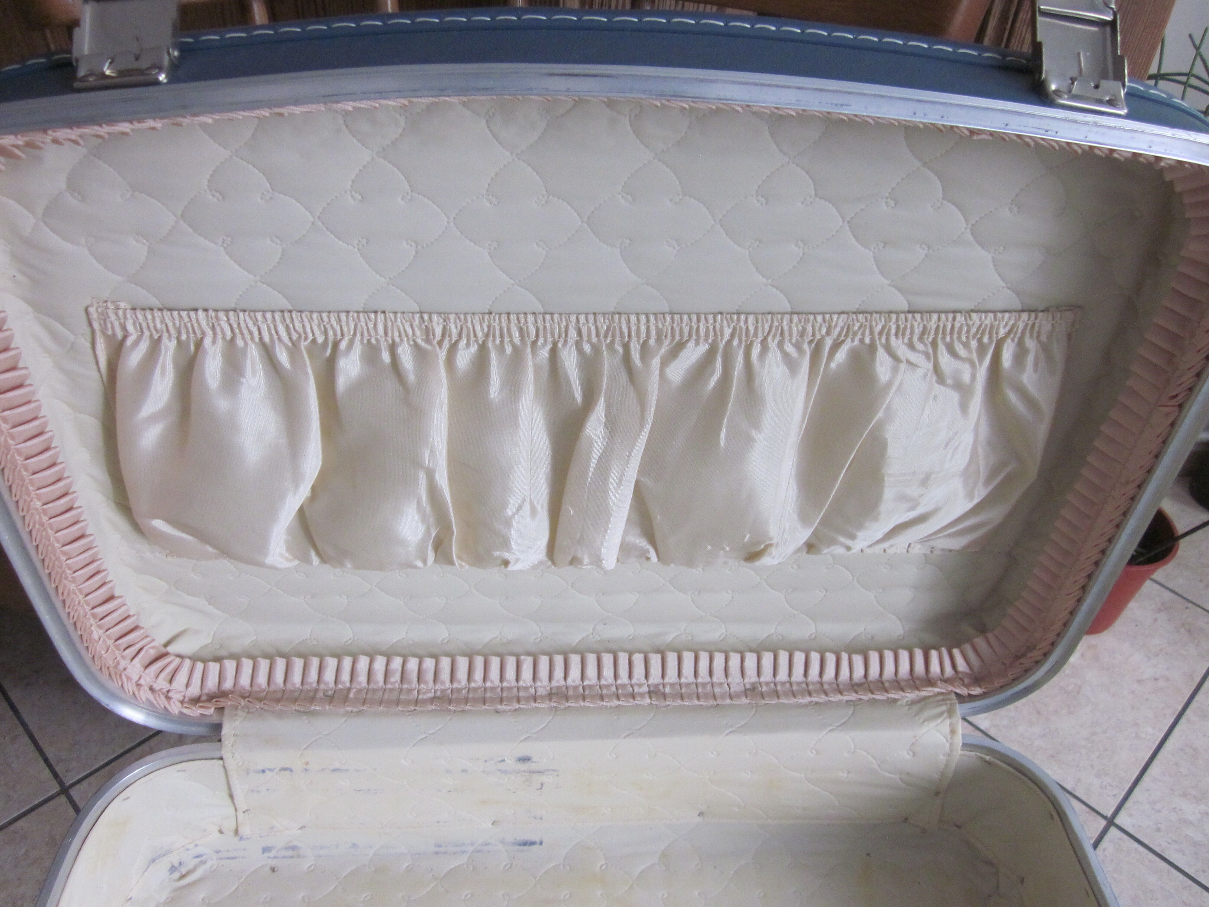 Vintage suitcase air hostesse