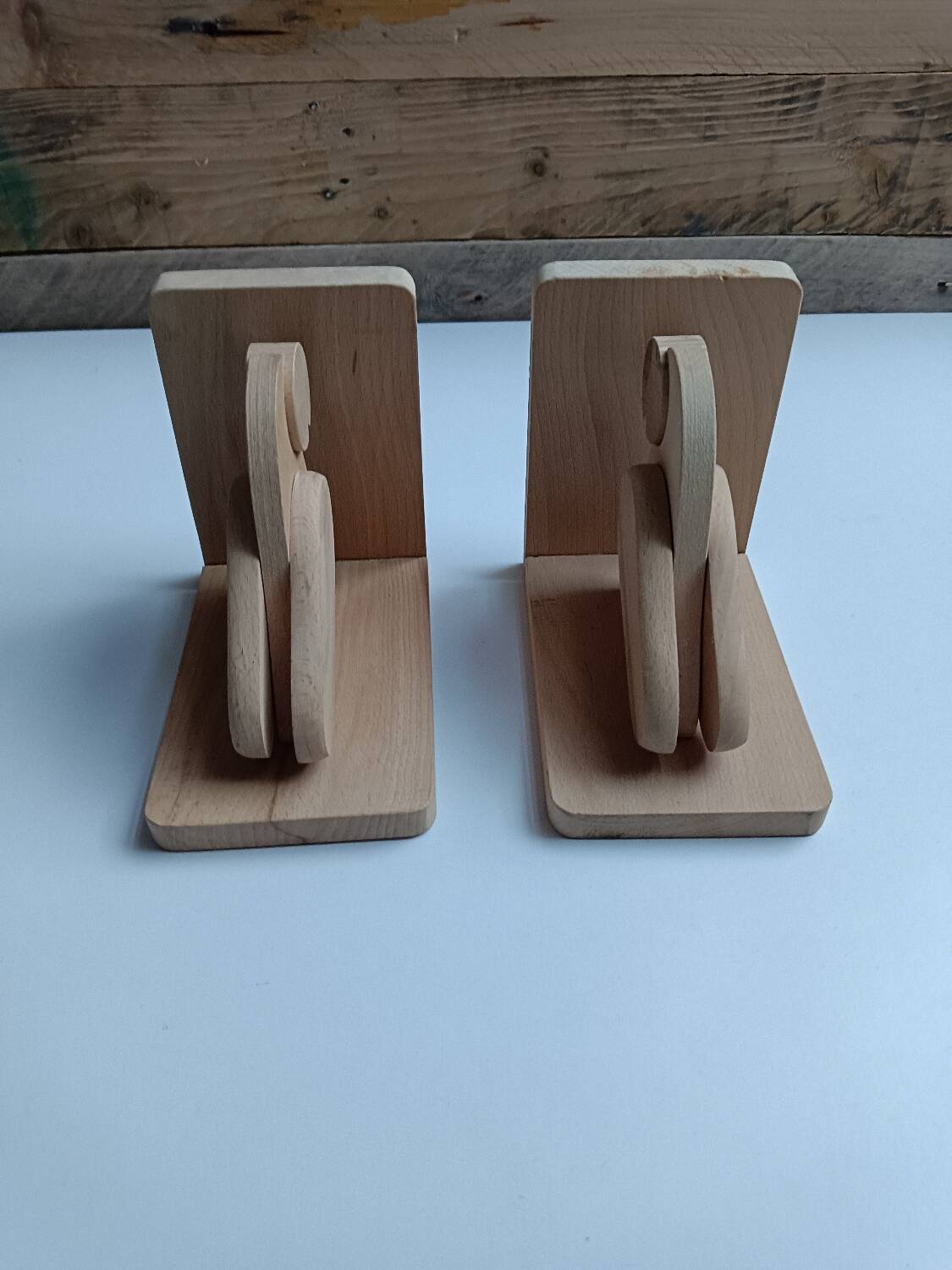 Serre-livres en bois brut figurant des oiseaux