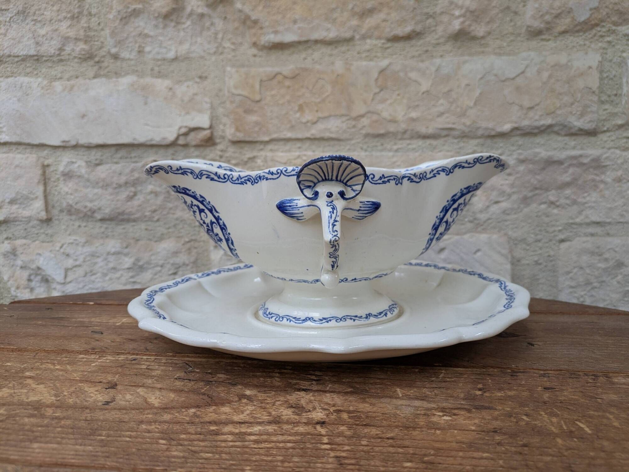 Ancienne saucière sur dormant fixe Gien France modèle Rouen avec arabesques