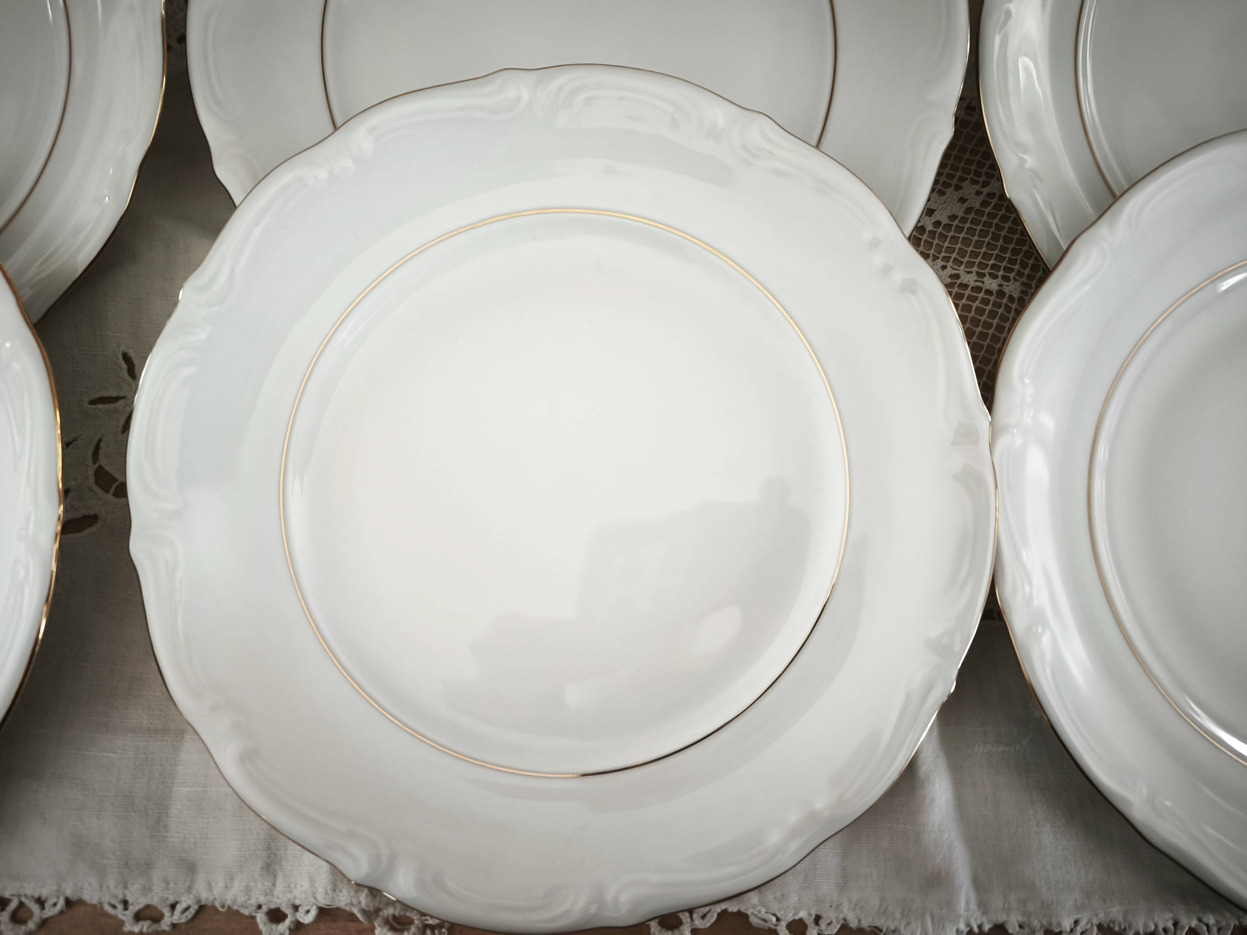 12 assiettes à dessert en porcelaine Manufacture double filet or