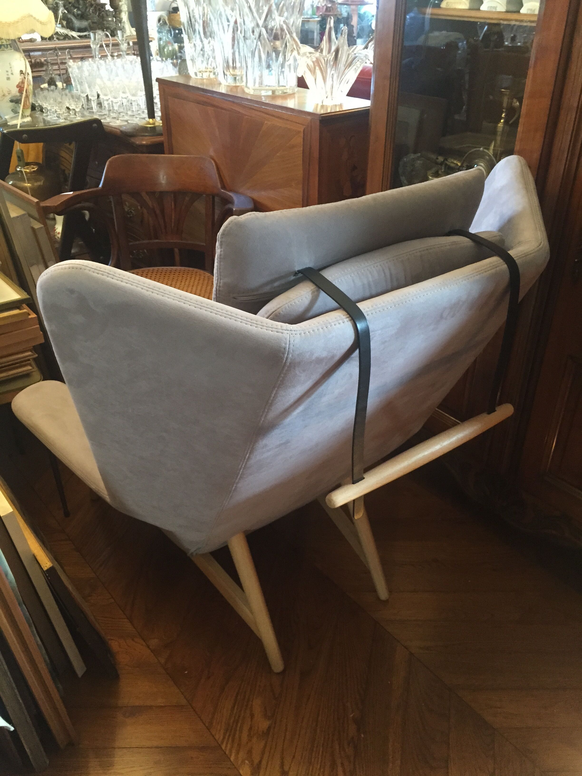 Hamilton chair in alcantara with his feet rest