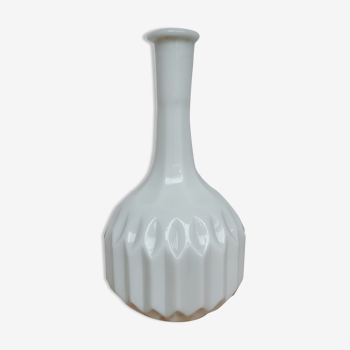 Chiseled vase in white opaline