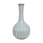 Vase ciselé en opaline blanche