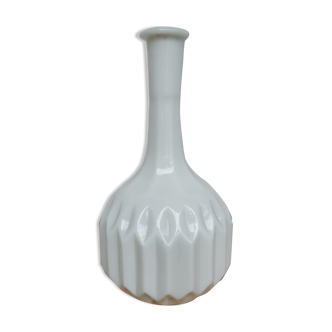 Chiseled vase in white opaline