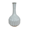 Vase ciselé en opaline blanche