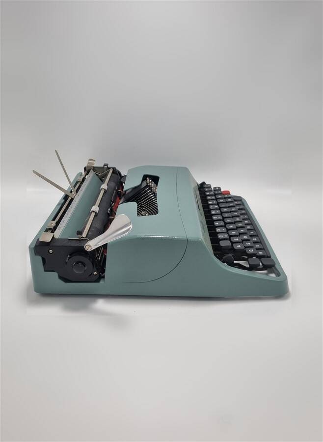 Olivetti Lettera 32 typewriter