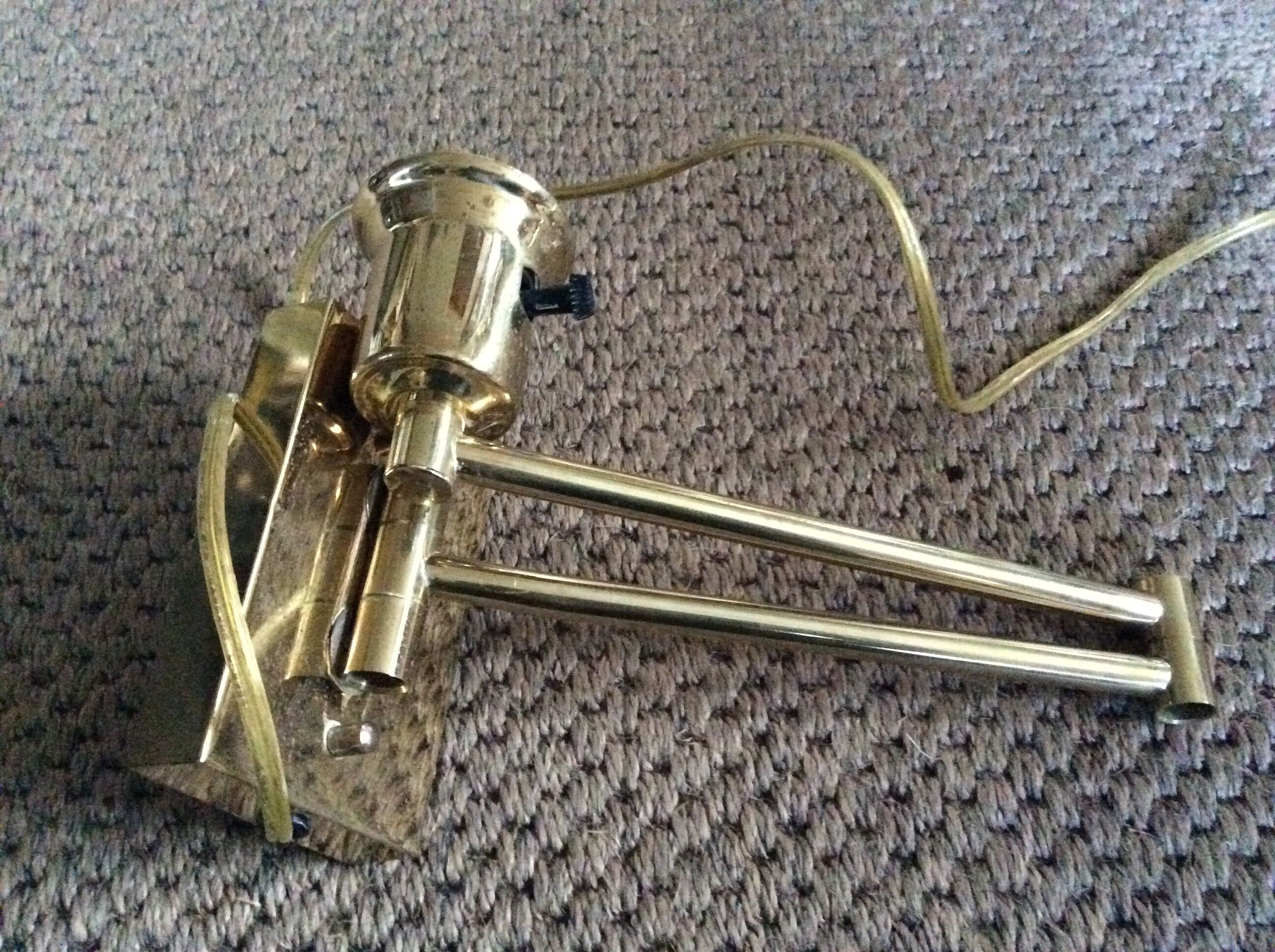 Wall lamp in gold metal