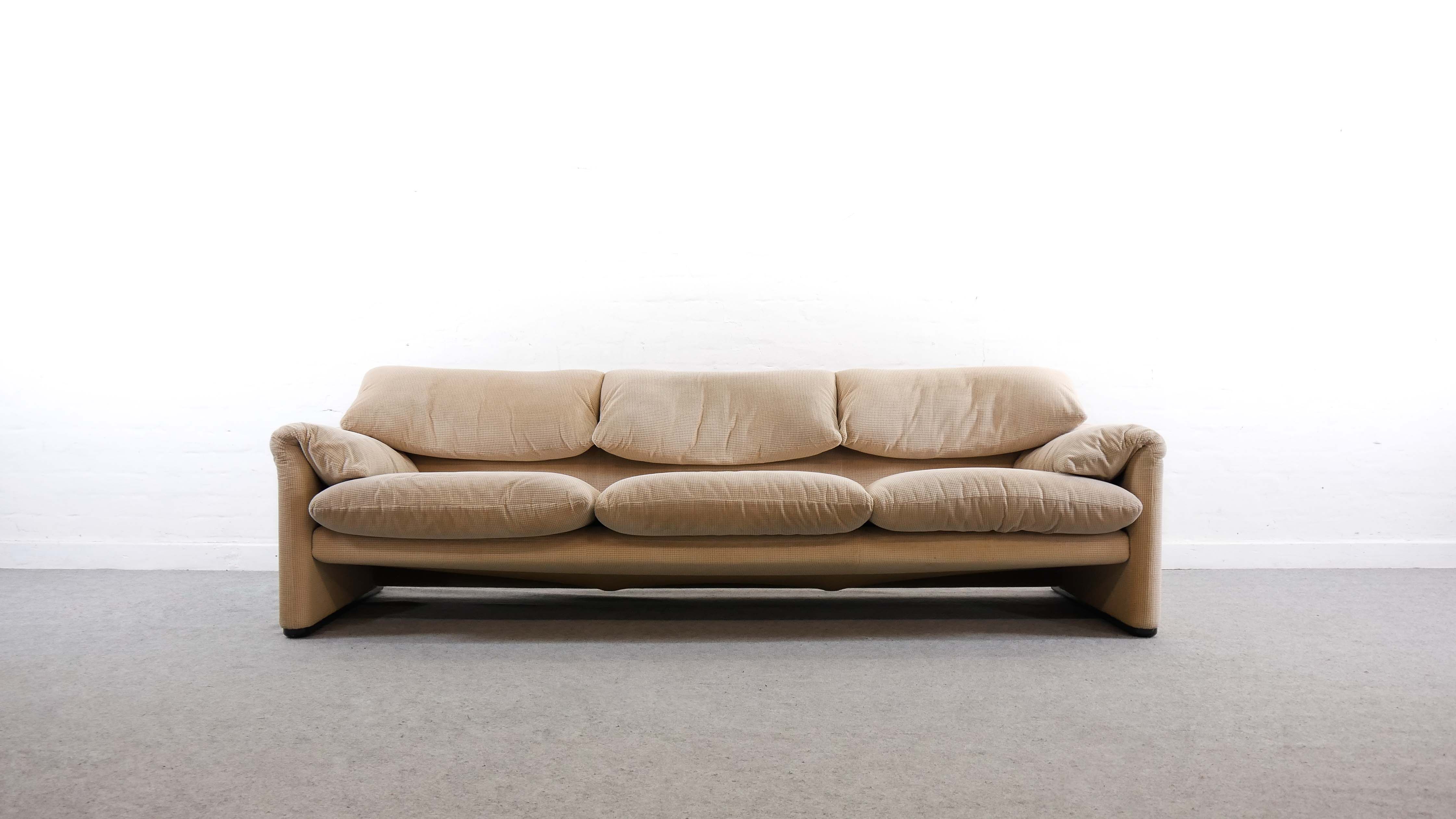Maralunga 3-seat Sofa in beige by Vico Magistretti for Cassinaa, Italy